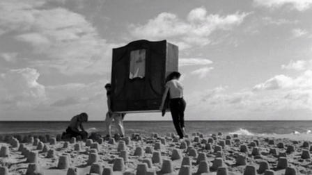 Zwei Männer und ein Schrank