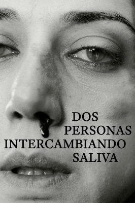 Dos personas intercambiando saliva