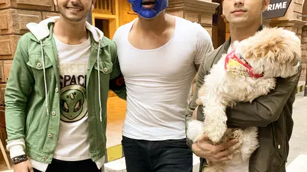 Hero Gayab Mode On