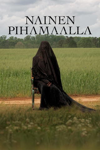 Nainen pihamaalla