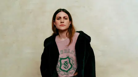 Nour El Refai säger skämt i ca 75 minuter