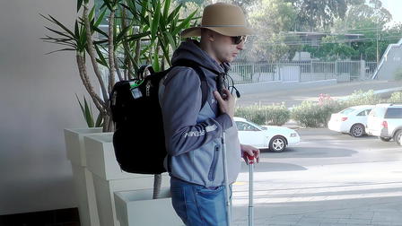 Sokeana sotaa pakoon